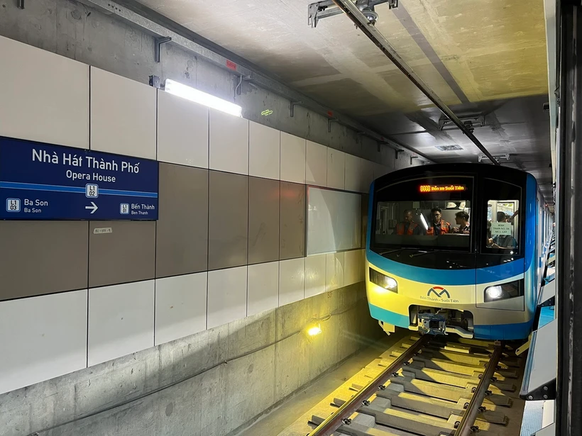 Đoàn tàu đầu tiên của tuyến metro số 1 (Bến Thành-Suối Tiên) chạy thử nghiệm trên toàn tuyến-đoạn Nhà ga ngầm Bến Thành, Thành phố Hồ Chí Minh hồi tháng 8/2023. (Ảnh: TTXVN phát)