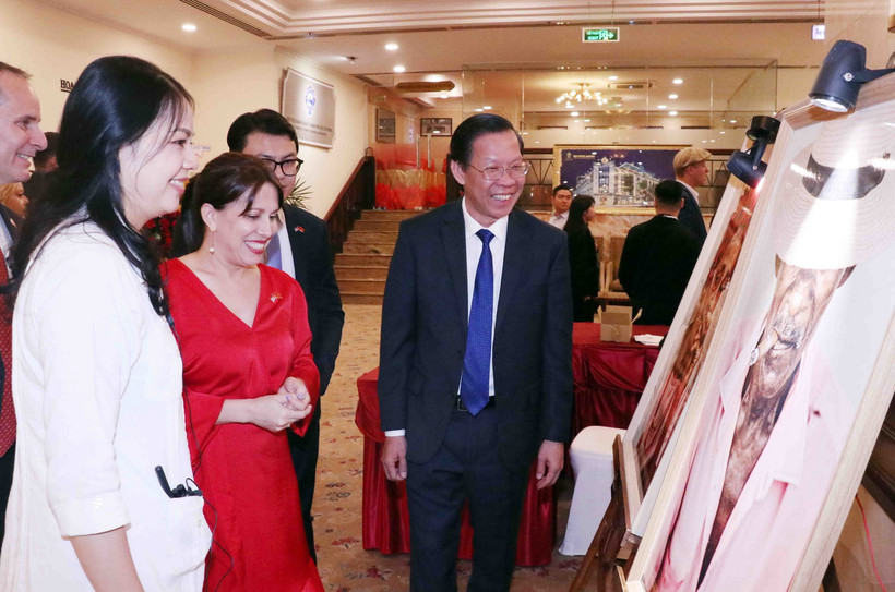 Bà Ariadne Feo Labrada, Tổng Lãnh sự Cuba tại Thành phố Hồ Chí Minh và Chủ tịch Ủy ban Nhân dân Thành phố Hồ Chí Minh Phan Văn Mãi tham quan triển lãm ảnh về đất nước, con người Việt Nam và Cuba. (Ảnh: Xuân Khu/TTXVN)