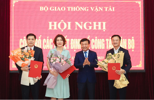 Thứ trưởng Bộ Giao thông Vận tải Nguyễn Danh Huy trao quyết định bổ nhiệm lãnh đạo Báo Giao thông và trao quyết định bổ nhiệm lại đối với lãnh đạo Công ty Trách nhiệm hữu hạn Một thành viên Nhà Xuất bản Giao thông Vận tải. (Nguồn: Báo Giao thông)
