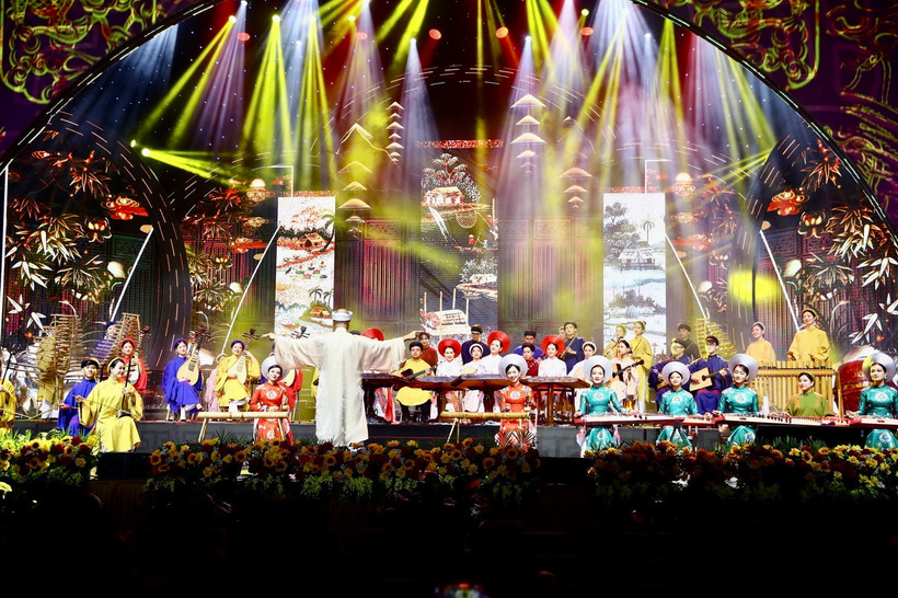 Tiết mục biểu diễn dân ca ba miền chào mừng tại Chương trình Xuân Quê hương 2023. (Ảnh: Lâm Khánh/TTXVN)