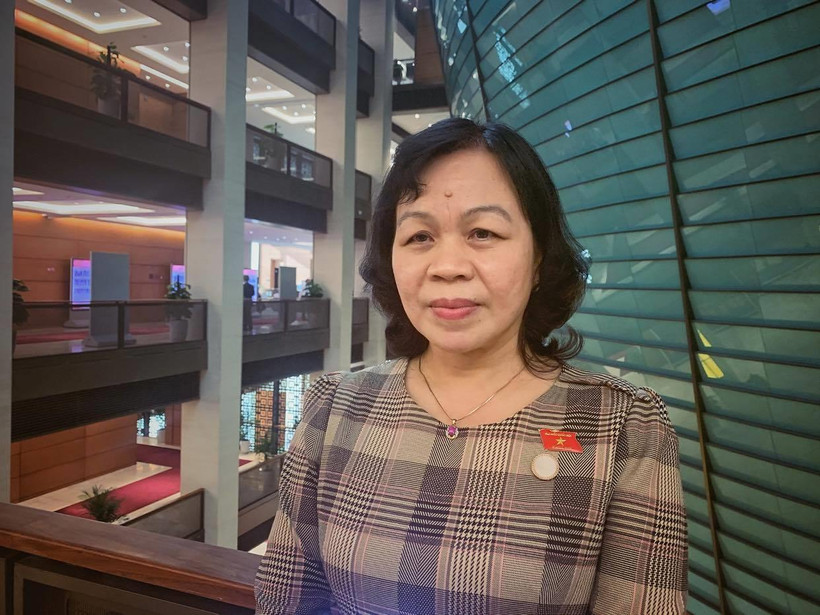 Đại biểu Nguyễn Thị Mai Hoa bên hành lang Quốc hội chiều ngày 23/10. (Ảnh: Xuân Mai/Vietnam+)