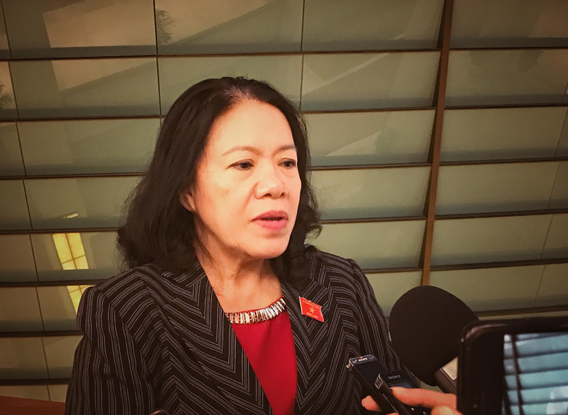 Bà Nguyễn Thị Xuân Thu bên hành lang nghị trường ngày 23/10. (Ảnh: PV/Vietnam+)