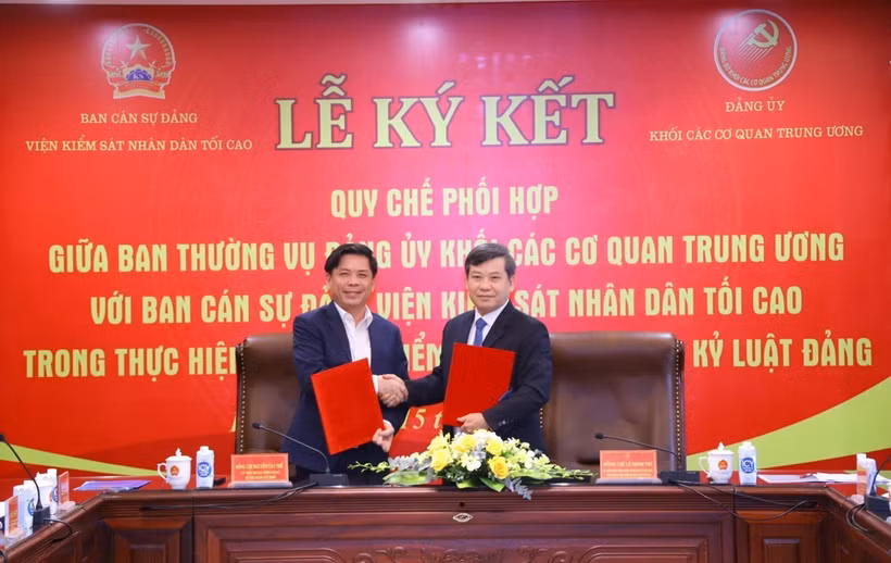 Ông Nguyễn Văn Thể và ông Lê Minh Trí đại diện hai đơn vị ký kết Quy chế phối hợp. (Ảnh: Văn Điệp/TTXVN)