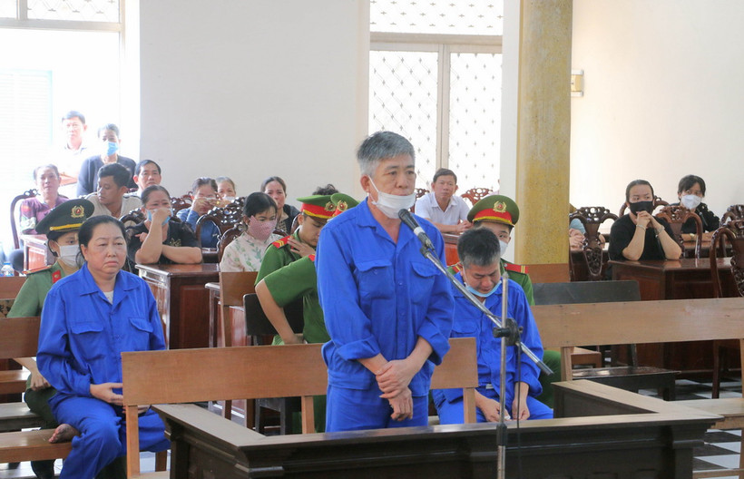 Nguyễn Văn Võ (đứng) nói lời sau cùng. (Ảnh: Công Mạo/TTXVN)