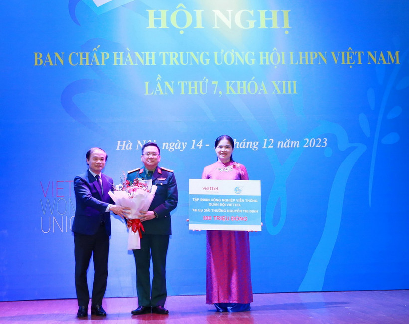 Đại diện Tập đoàn Công nghiệp Viễn thông Quân đội (Viettel) trao tài trợ giải thưởng. (Ảnh: Phương Hoa/TTXVN)