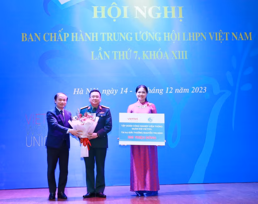 Đại diện Tập đoàn Công nghiệp Viễn thông Quân đội (Viettel) trao tài trợ giải thưởng. (Ảnh: Phương Hoa/TTXVN)