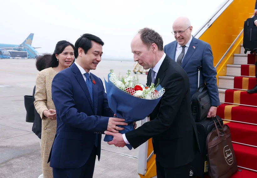 Phó Chủ nhiệm Ủy ban Đối ngoại của Quốc hội Lê Anh Tuấn đón Chủ tịch Quốc hội Phần Lan Jussi Halla-aho tại Sân bay Quốc tế Nội Bài, Hà Nội. (Ảnh: Phạm Kiên/TTXVN)