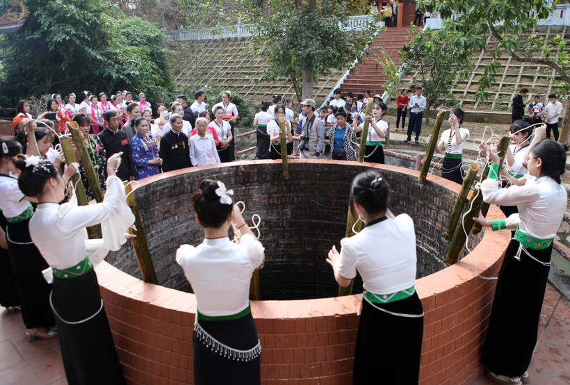 Các thiếu nữ người Thái trắng lấy nước tại mó nước. Theo truyền thuyết, đây là nơi sau khi thắng trận về, Nàng Han tắm gội trước khi bay về trời. (Ảnh: Quý Trung/TTXVN)