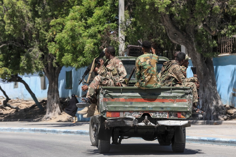 Binh sỹ Somalia tuần tra gần hiện trường vụ tấn công nhằm vào khách sạn ở Mogadishu, Somalia, ngày 15/3. (Ảnh: AFP/TTXVN)