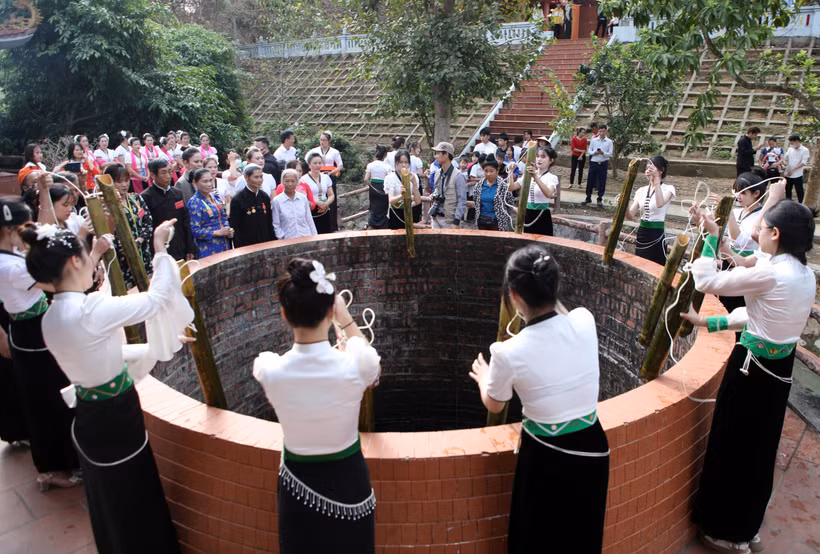 Các thiếu nữ người Thái trắng lấy nước tại mó nước. Theo truyền thuyết, đây là nơi sau khi thắng trận về, Nàng Han tắm gội trước khi bay về trời. (Ảnh: Quý Trung/TTXVN)