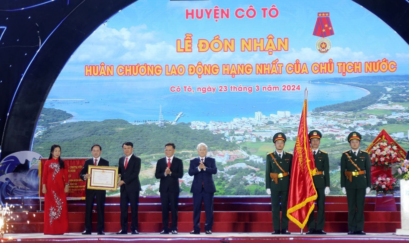 Chủ tịch Ủy ban Trung ương Mặt trận Tổ quốc Việt Nam Đỗ Văn Chiến trao Huân chương Lao động hạng Nhất của Chủ tịch nước tặng Đảng bộ, chính quyền và nhân dân huyện Cô Tô. (Ảnh: Thanh Vân/TTXVN)