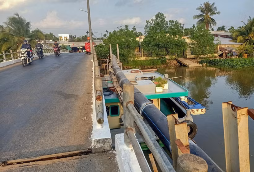 Cầu Nhiếm bắc qua sông Cần Thơ bị lệch nhịp sau khi bị sà lan va chạm. (Ảnh: TTXVN phát)