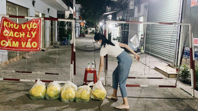 Á hậu Phương Anh không quản ngại vào tâm dịch viện trợ gạo và đồ ăn cho người dân gặp khó khăn. (Ảnh: CTV/Vietnam+)