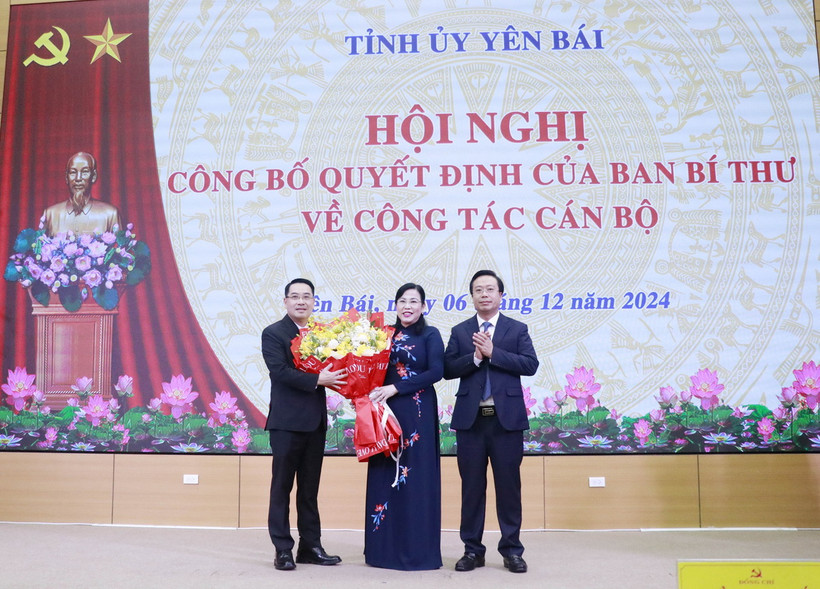 Lãnh đạo Ban Tổ chức Trung ương chúc mừng tân Phó Bí thư Tỉnh ủy Yên Bái Nguyễn Tuấn Anh. (Ảnh: Đinh Thùy/TTXVN)