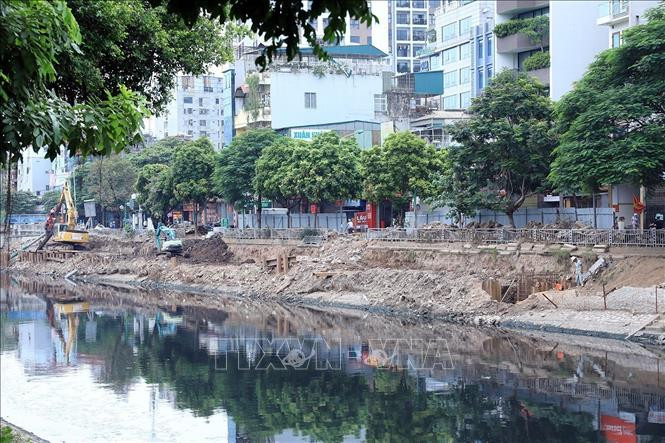 Bờ kè sông Tô Lịch, đoạn qua phường Kim Giang, quận Thanh Xuân. (Nguồn: TTXVN)