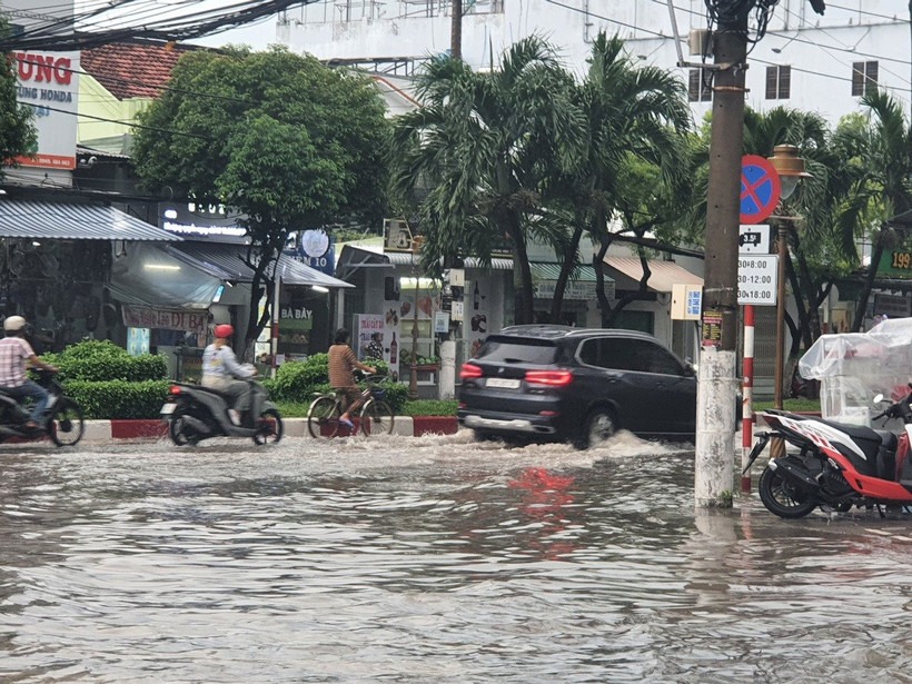 Mưa như trút nước khiến nhiều tuyến đường trong nội ô thành phố Bạc Liêu ngập cục bộ. (Nguồn: Báo Đại đoàn kết)