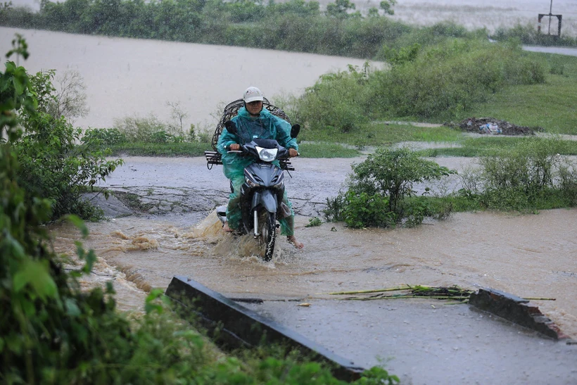 Mưa lớn gây ngập cầu trên đường xã Sủi Ngòi phường Quỳnh Lâm, thành phố Hòa Bình. (Ảnh: Trọng Đạt/TTXVN)