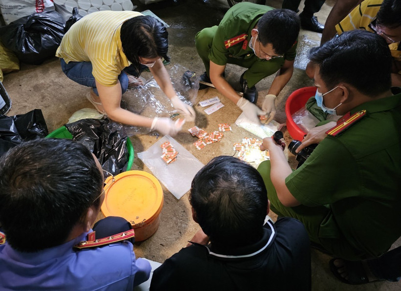 Cảnh sát khám xét chỗ ở của Đồng Văn Hậu (28 tuổi, ngụ xã Phú Riềng, huyện Phú Riềng, tỉnh Bình Phước), thu giữ nhiều ma tuý. (Ảnh: TTXVN phát)