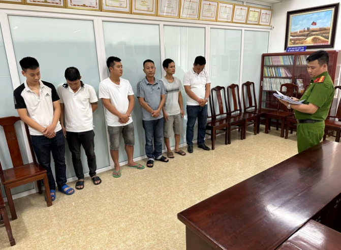 Công an đọc lệnh tạm giữ hình sự 6 đối tượng. (Nguồn: SGGP)