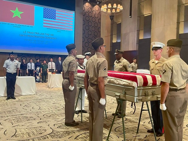Hình ảnh tại lễ bàn giao hài cốt quân nhân Mỹ. (Ảnh: Mofa) 