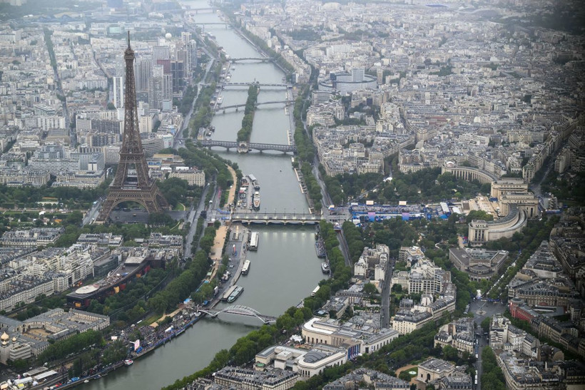 Sông Seine tại thủ đô Paris, Pháp, ngày 26/7/2024. (Ảnh: THX/TTXVN)