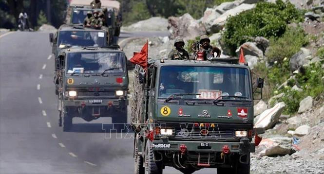 Xe quân sự Trung Quốc tại đường ranh giới kiểm soát, khu vực biên giới Trung Quốc-Ấn Độ. (Ảnh: NDTV/TTXVN)