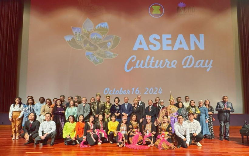 Đại sứ và Phu nhân các nước ASEAN chụp ảnh cùng các khách mời tại sự kiện. (Ảnh: Kiều Trang/TTXVN)