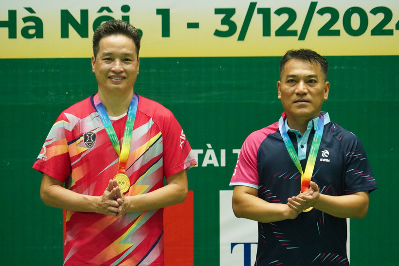 Cặp đôi Nguyễn Trang Dũng (Báo Công an Nhân dân) và Đặng Ngọc Hải (Hội Nhà báo Hà Nội) giành huy chương Vàng nội dung đôi nam Giải Vô địch Bóng bàn Hội Nhà báo Việt Nam năm 2024. (Ảnh: Việt Anh/Vietnam+)
