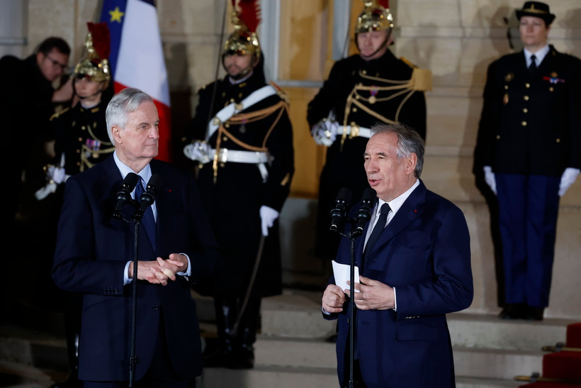 Tân Thủ tướng Pháp Francois Bayrou (phải, phía trước) tại lễ nhậm chức sau khi được bổ nhiệm ở Paris, ngày 13/12. (Ảnh: THX/TTXVN)