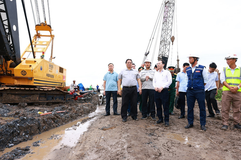 Thủ tướng Phạm Minh Chính kiểm tra công trường thi công Dự án Cao tốc Châu Đốc-Cần Thơ-Sóc Trăng đoạn Nút giao Lộ Tẻ-Rạch Sỏi, xã Thạnh Tiến, huyện Vĩnh Thạnh, Cần Thơ. (Ảnh: Dương Giang/TTXVN)