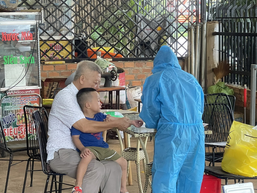 Ngành y tế Đắk Lắk tiến hành tiêm bù, tiêm vét vaccine phòng bệnh sởi, sởi-rubella cho trẻ. (Ảnh: TTXVN phát)