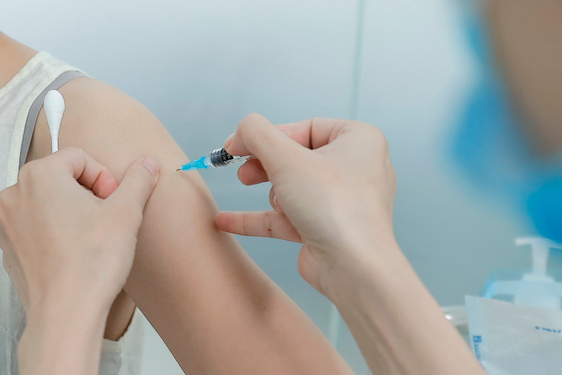 Nhân viên y tế tiêm vaccine phòng bệnh bạch hầu cho người dân tại Trung tâm tiêm chủng VNVC Hà Nội. (Ảnh: Minh Quyết/TTXVN)