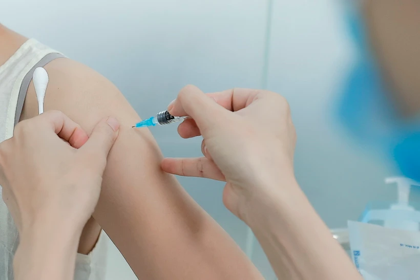 Nhân viên y tế tiêm vaccine phòng bệnh bạch hầu cho người dân tại Trung tâm tiêm chủng VNVC Hà Nội. (Ảnh: Minh Quyết/TTXVN)