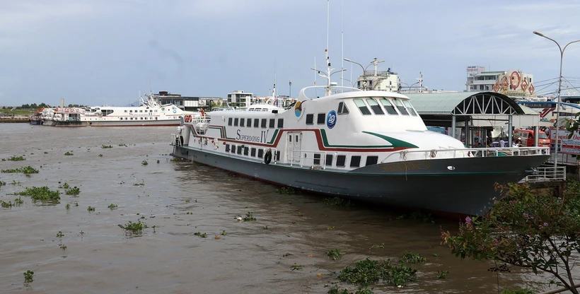 Tàu cao tốc tại Cảng hành khách thành phố Rạch Giá (Kiên Giang) tạm ngừng hoạt động do thời tiết xấu. (Ảnh: Lê Huy Hải/TTXVN)