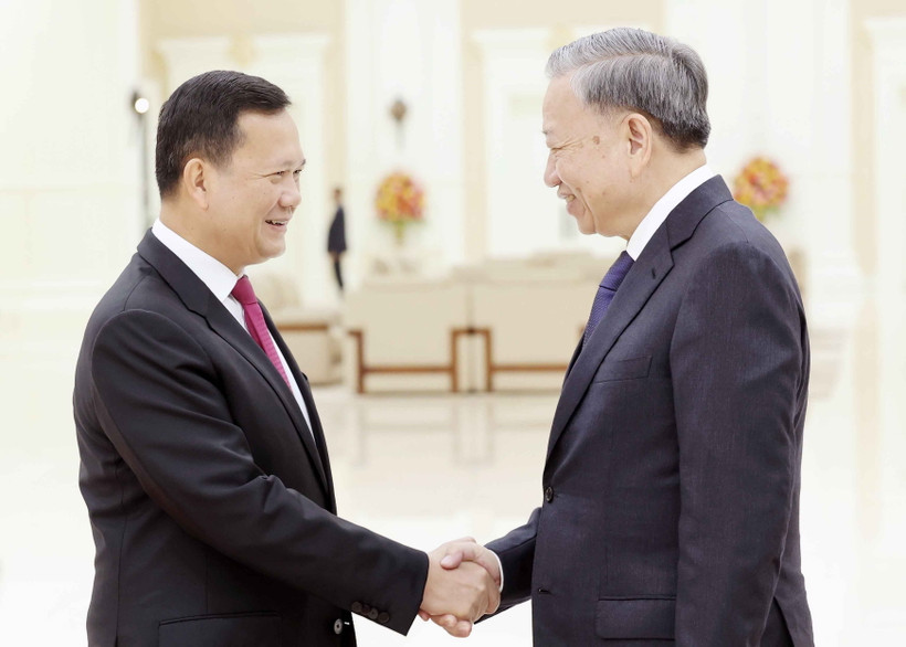 Chủ tịch nước Tô Lâm với Thủ tướng Campuchia Hun Manet. (Ảnh: Nhan Sáng/TTXVN)