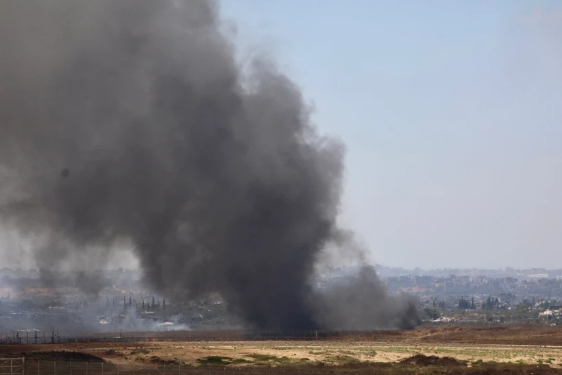 Khói bốc lên sau một cuộc không kích của Israel xuống Dải Gaza. (Ảnh: THX/TTXVN)