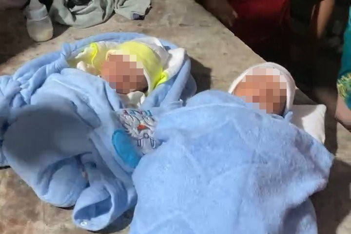 Hai bé sinh đôi bị bỏ rơi. (Ảnh: TTXVN phát)