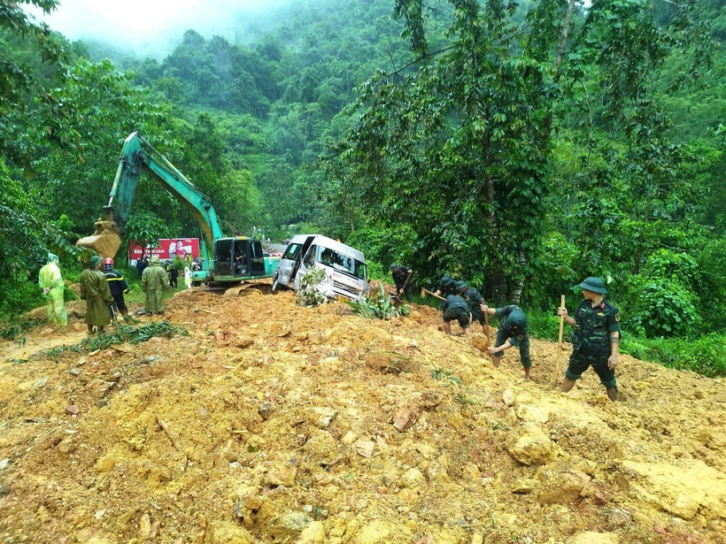 Cán bộ chiến sỹ Bộ Chỉ huy Quân sự tỉnh và Công an tỉnh Hà Giang tập trung tìm kiếm nạn nhân bị vùi lấp trong vụ tai nạn. (Ảnh: Thế Đồng/TTXVN phát)