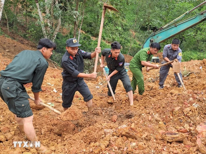 Các lực lượng chức năng khẩn trương tìm kiếm các nạn nhân đang bị vùi lấp. (Ảnh: Đức Thọ/TTXVN)