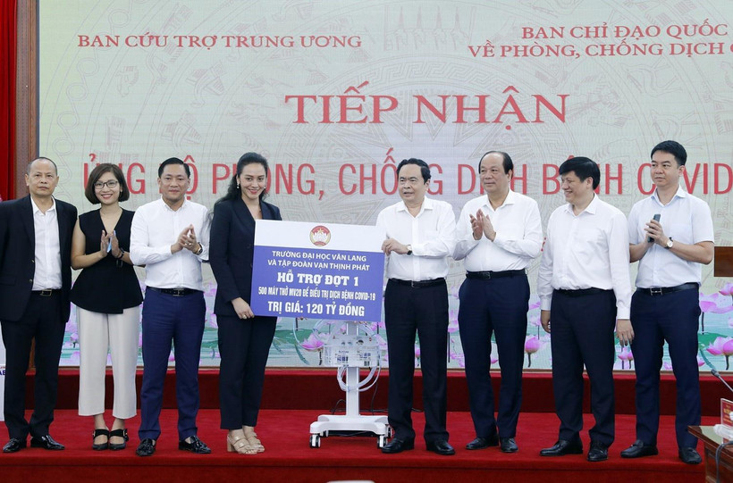 Chủ tịch Ủy ban Trung ương Mặt trận Tổ quốc Việt Nam Trần Thanh Mẫn và Bộ trưởng, Chủ nhiệm Văn phòng Chính phủ Mai Tiến Dũng cùng Quyền Bộ trưởng Bộ Y tế Nguyễn Thanh Long tiếp nhận ủng hộ 500 máy thở của các nhà tài trợ. (Ảnh: Dương Giang/TTXVN)