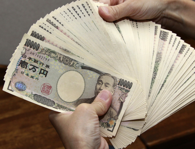 Kiểm tiền mệnh giá 10.000 yen Nhật Bản tại thủ đô Tokyo. (Ảnh: AFP/TTXVN)