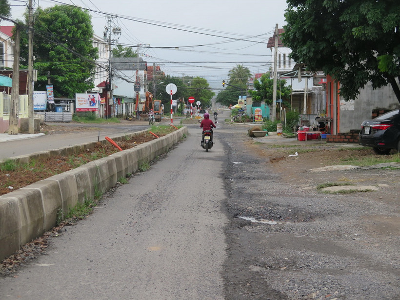 Làm dang dở, đường Trường Chinh (thành phố Kon Tum) gây nhiều khó khăn cho các phương tiện lưu thông. (Ảnh: Dư Toán/TTXVN)