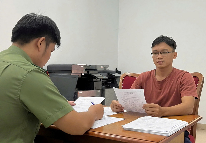 Cơ quan An ninh điều tra Công an tỉnh Bình Dương khởi tố và áp dụng biện pháp cấm đi khỏi nơi cư trú đối với Hoàng Ngọc Thanh. (Ảnh: TTXVN phát)