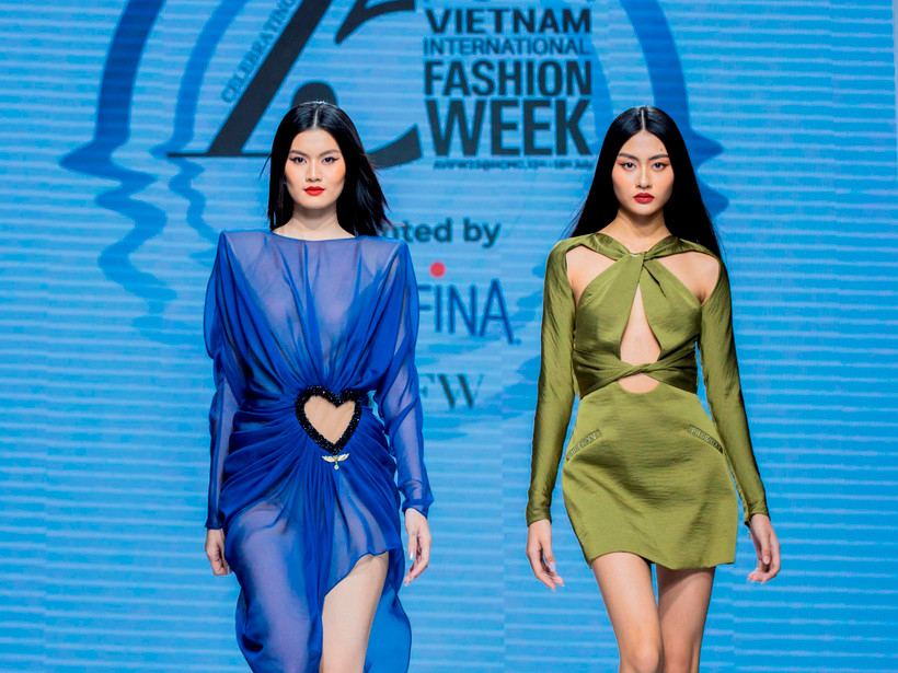 Hai thiết kế được làm từ lụa thủ công của làng nghề Cổ Chất (Nam Định) trong bộ sưu tập “Green Phoenix.”(Ảnh: PV/Vietnam+)