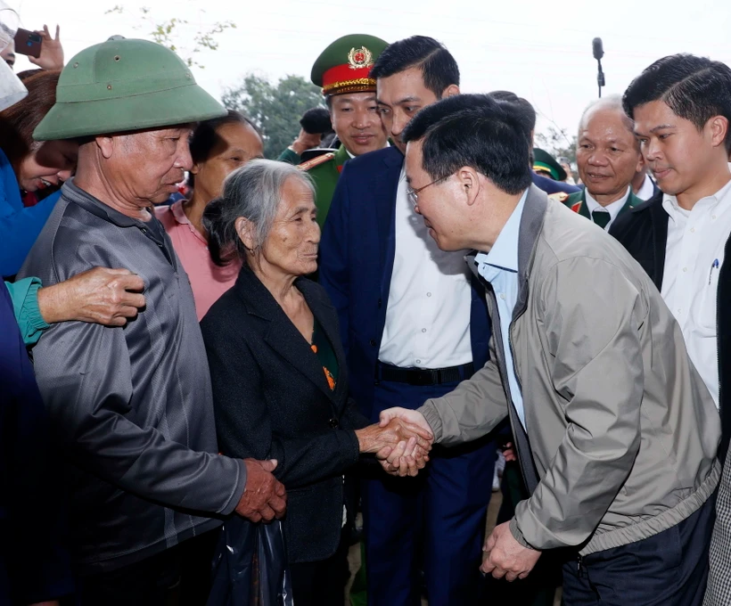 Chủ tịch nước Võ Văn Thưởng với nhân dân xã Thanh Thủy. (Ảnh: Thống Nhất/TTXVN)