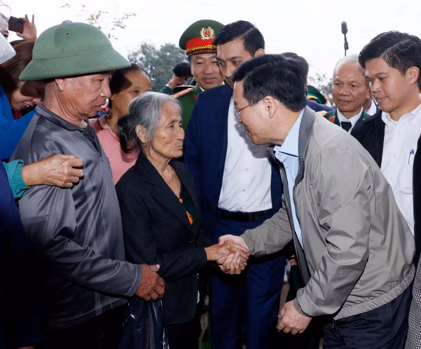 Chủ tịch nước Võ Văn Thưởng với nhân dân xã Thanh Thủy. (Ảnh: Thống Nhất/TTXVN)