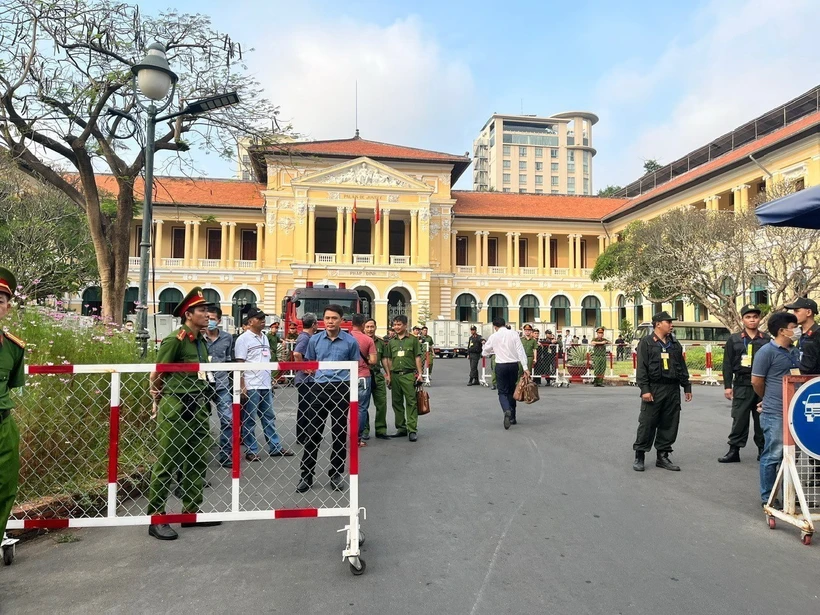 An ninh được thắt chặt tại khu vực diễn ra phiên xét xử vụ án Vạn Thịnh Phát. (Ảnh: Thanh Vũ/TTXVN)