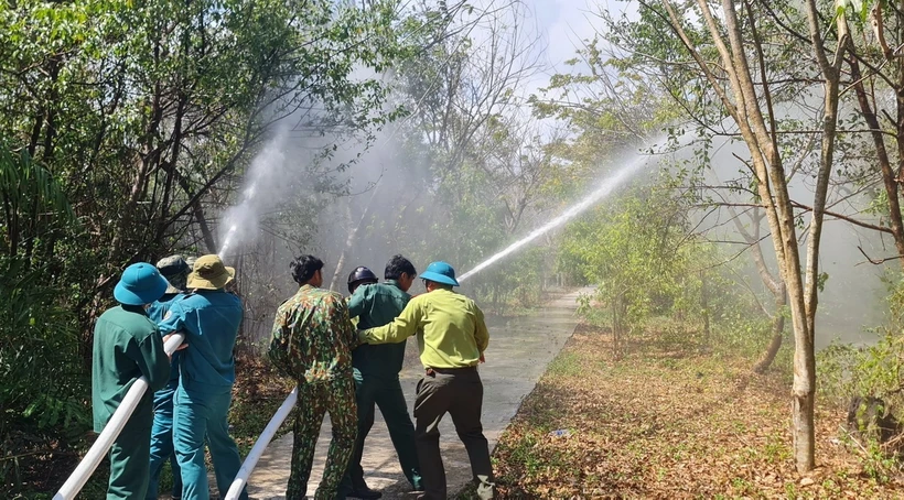 Thực hành phương án phòng cháy chữa cháy tại Khu Bảo tồn loài-sinh cảnh Vườn chim Bạc Liêu. (Ảnh: TTXVN phát)