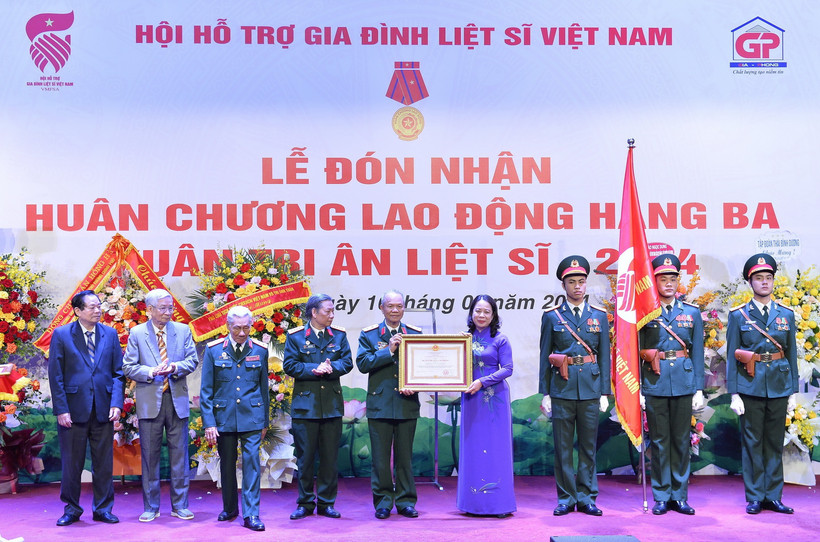 Phó Chủ tịch nước Võ Thị Ánh Xuân trao Huân chương Lao động hạng Ba cho Hội Hỗ trợ Gia đình Liệt sỹ Việt Nam. (Ảnh: Minh Đức/TTXVN)