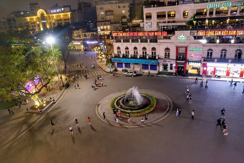 Không gian đi bộ hồ Hoàn Kiếm. (Nguồn: TTXVN)